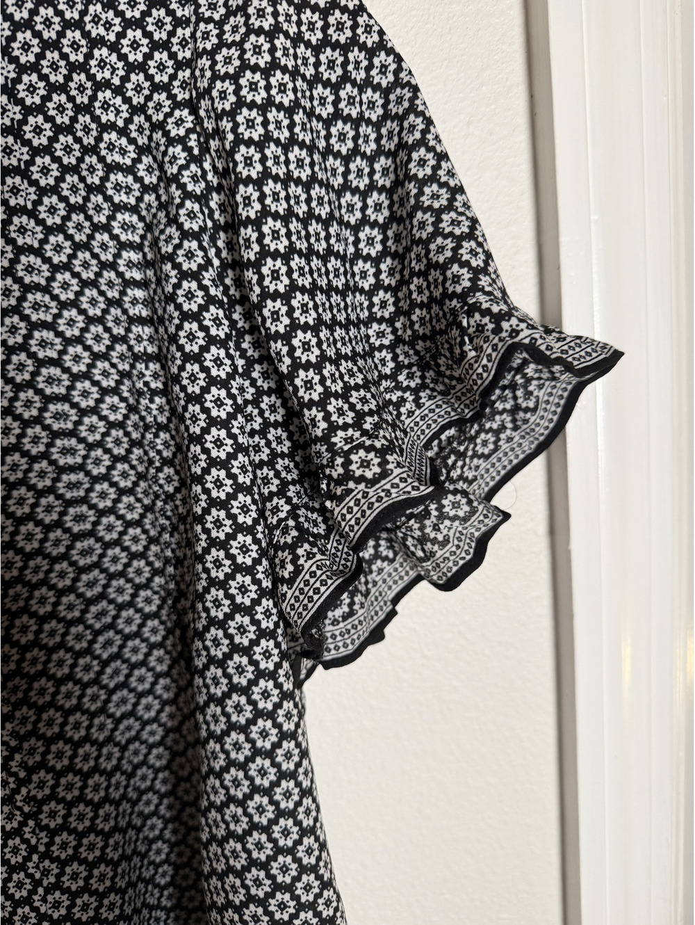 Max Studio London Black White Geometric Ruffle Sleeve Blouse Medium - Picture 3 of 3